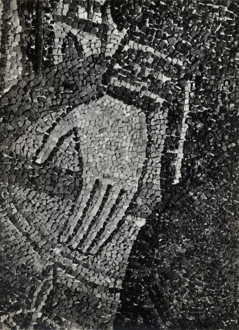 Zigrossi, Giuseppe — Anonimo romano sec. IX - S. Maria in Domnica, mosaico del catino absidale: mano della Madonna — particolare